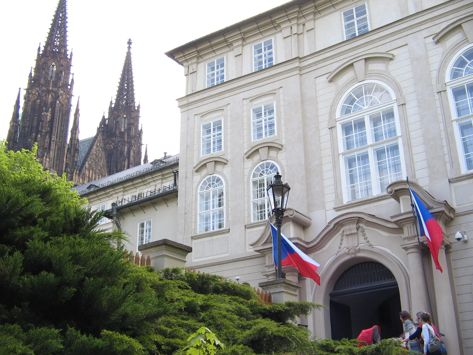 Pražský hrad s českými vlajkami